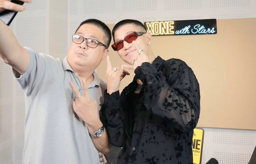 Khác với Ngọc Trai, Vũ Long chọn cuộc sống kín tiếng sau thành công của phim. Hiện tại, anh đang làm host một chương trình, đảm nhận vai trò kết nối với các nghệ sĩ. Dù ít gặp gỡ song Vũ Long vẫn giữ mối quan hệ thân thiết với Anh Đào và Ngọc Trai sau 18 năm. Ảnh: NVCC