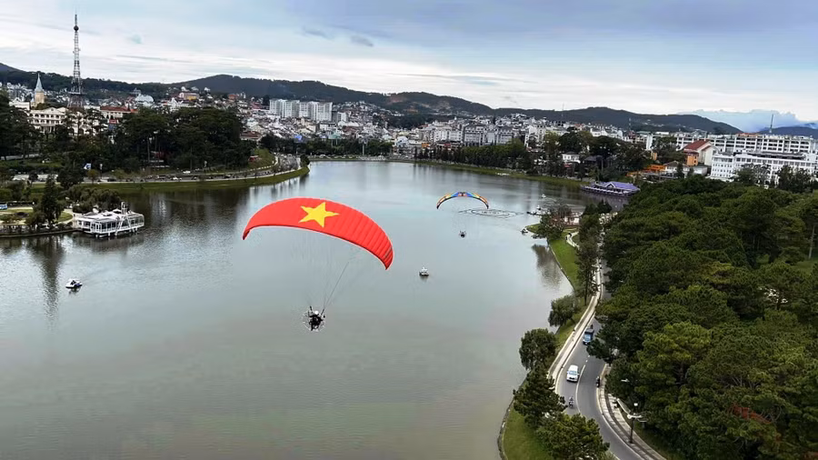 Bay dù lượn phải có giấy phép của Cục tác chiến cấp. Ảnh: CTV