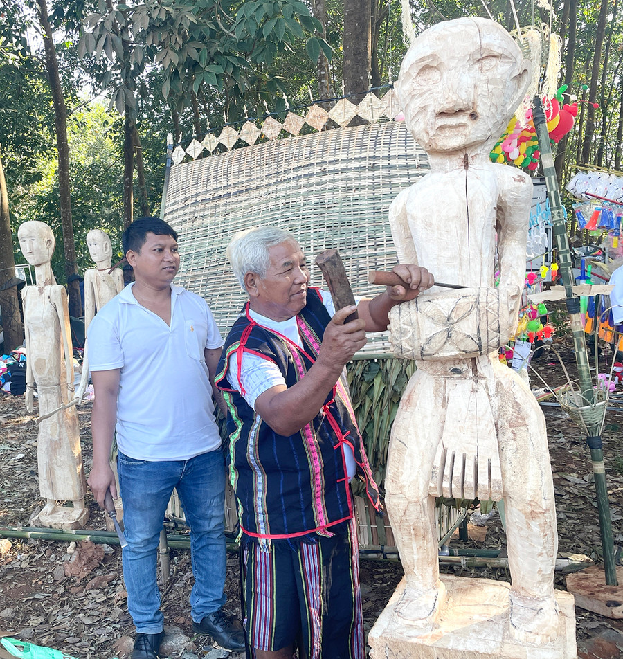 Phần thi tạc tượng gỗ dân gian góp phần khẳng định sắc màu văn hóa truyền thống tại lễ hội. Ảnh: Lam Nguyên Phần thi tạc tượng gỗ dân gian góp phần khẳng định sắc màu văn hóa truyền thống tại lễ hội. Ảnh: Lam Nguyên