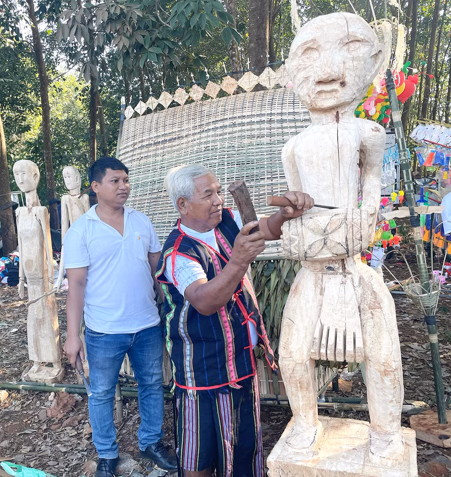  Phần thi tạc tượng gỗ dân gian góp phần khẳng định sắc màu văn hóa truyền thống tại lễ hội. Ảnh: Lam Nguyên