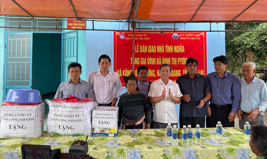 Ngoài nhà tình nghĩa, gia đình bà Đinh Thị Pyơih còn được trao tặng nhiều vật dụng sinh hoạt thiết yếu. Ảnh: Lam Nguyên Ngoài nhà tình nghĩa, gia đình bà Đinh Thị Pyơih còn được trao tặng nhiều vật dụng sinh hoạt thiết yếu. Ảnh: Lam Nguyên