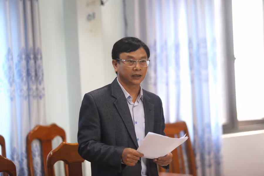 Phó Giám đốc Sở Giáo dục và Đào tạo Nguyễn Văn Long thuyết minh về nội dung của dự thảo Nghị quyết Ảnh: Văn Ngọc Phó Giám đốc Sở Giáo dục và Đào tạo Nguyễn Văn Long thuyết minh về nội dung của dự thảo Nghị quyết Ảnh: Văn Ngọc