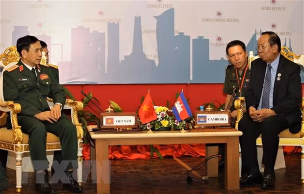  Bộ trưởng Quốc phòng Phan Văn Giang gặp Bộ trưởng Quốc phòng Campuchia Tea Banh. (Ảnh: Huỳnh Thảo/TTXVN)
