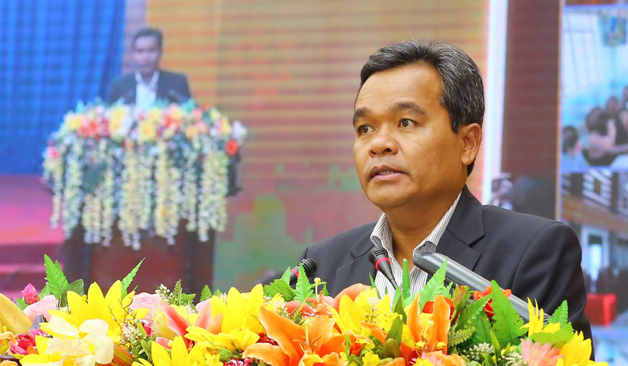 Ủy viên Ban Chấp hành Trung ương Đảng, Bí thư Tỉnh ủy, Chủ tịch HĐND tỉnh Hồ Văn Niên phát biểu tại hội nghị. Ảnh: Đăng Vũ Ủy viên Ban Chấp hành Trung ương Đảng, Bí thư Tỉnh ủy, Chủ tịch HĐND tỉnh Hồ Văn Niên phát biểu tại hội nghị. Ảnh: Đăng Vũ