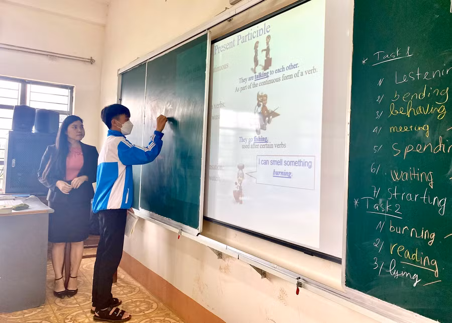 Một tiết học Tiếng Anh của Trường THPT Ya Ly (huyện Chư Păh). Ảnh: Mộc Trà.
