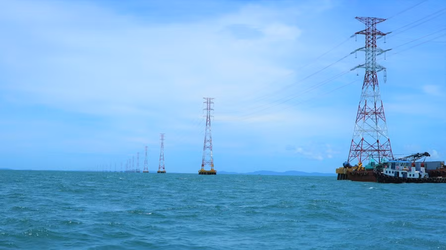 Công trình đường dây điện 220kV vượt biển đến Phú Quốc dài nhất Việt Nam và Đông Nam Á. Ảnh: Đình Hoàng