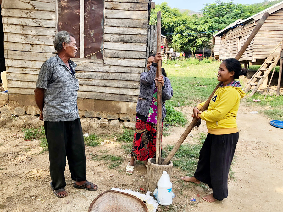  Già làng Rah Lan Đin trò chuyện cùng người dân. Ảnh: Gia Hưng