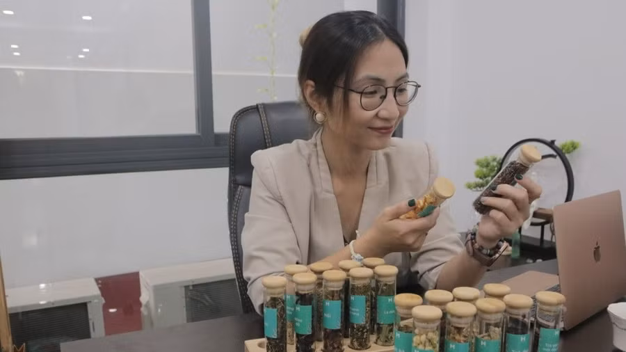 Hồng Ngân cho rằng sự cố gắng và giá trị xã hội mà doanh nghiệp mang lại có giá trị học hỏi về khởi nghiệp cho người trẻ hơn là nhìn vào doanh thu. Ảnh: Thượng Hải