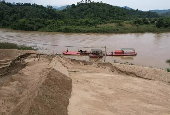 Một tàu không số hiệu hút cát lên bãi tập kết của Công ty TNHH VLXD Sông Núi