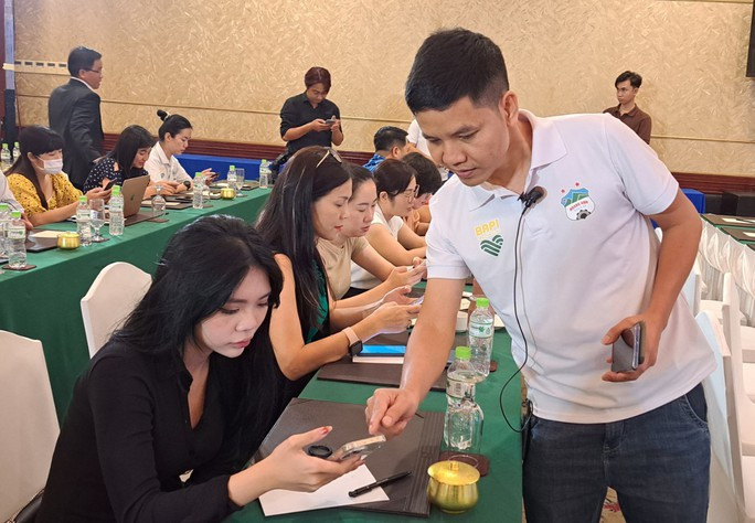 Các khách mời trải nghiệm mua thịt heo ăn chuối qua app