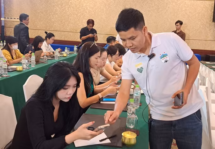 Các khách mời trải nghiệm mua thịt heo ăn chuối qua app