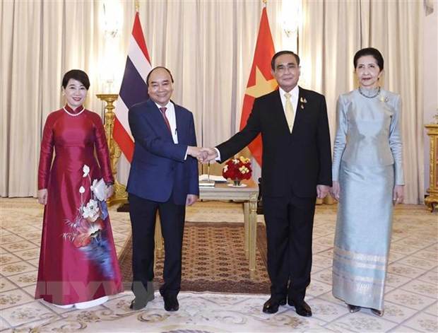 Thủ tướng Vương quốc Thái Lan Prayut Chan-o-cha và Phu nhân với Chủ tịch nước Nguyễn Xuân Phúc và Phu nhân. (Ảnh: Thống Nhất/TTXVN) Thủ tướng Vương quốc Thái Lan Prayut Chan-o-cha và Phu nhân với Chủ tịch nước Nguyễn Xuân Phúc và Phu nhân. (Ảnh: Thống Nhất/TTXVN)