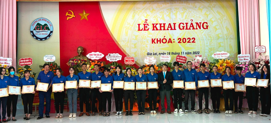 Trường Cao Đẳng Gia Lai trao học bổng cho HS-SV xếp loại thành tích học tập loại giỏi năm học 2021-2022. Ảnh: Đinh Yến Trường Cao Đẳng Gia Lai trao học bổng cho HS-SV xếp loại thành tích học tập loại giỏi năm học 2021-2022. Ảnh. Đinh Yến