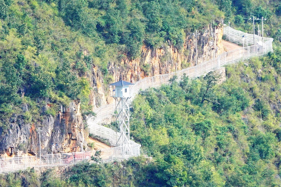 Mốc giới số 428 là mốc đơn, loại nhỏ, làm bằng đá hoa cương, đặt trên dốc núi, có độ cao hơn 788,83 m, tọa độ địa lý 23°22’47,068” vĩ độ Bắc - 105°18’23,235” kinh độ Đông.