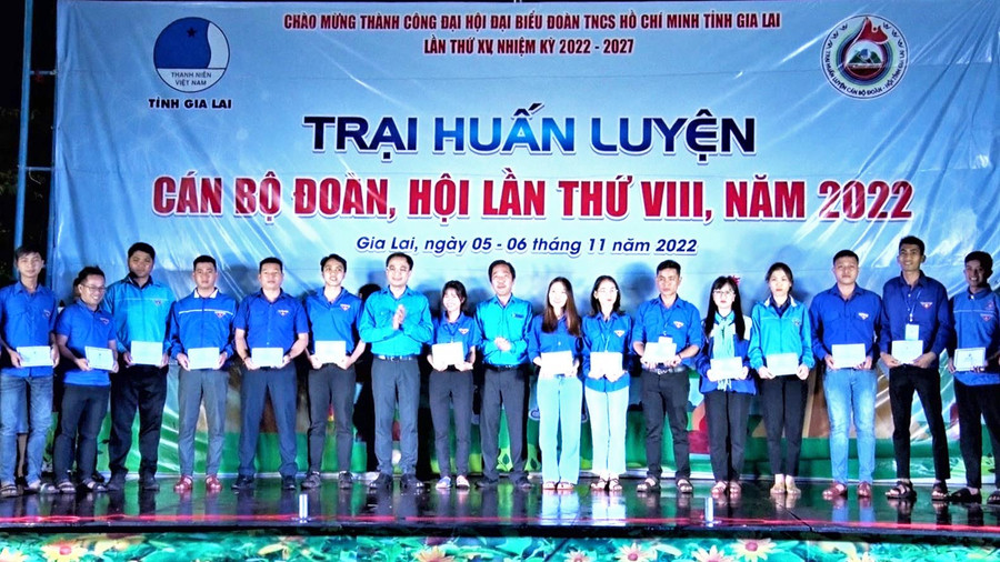 Trao giấy chứng nhận cho các trại sinh đạt huấn luyện viên cấp tỉnh. Ảnh: Hà Đức Thành
