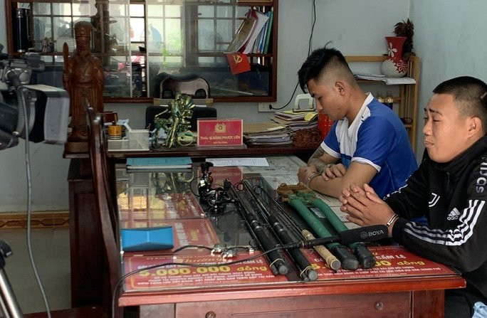 Sang và Sơn tại cơ quan công an