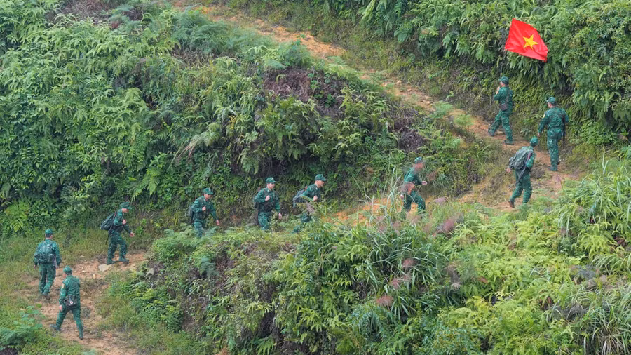 Đội tuần tra Đồn biên phòng cửa khẩu Xín Mần tuần tra kiểm soát dọc đoạn biên giới phụ trách. Ảnh: M.T.H - N.Đ.L