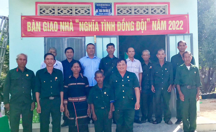 Quang cảnh lễ bàn giao nhà “Nghĩa tình đồng đội” cho gia đình Cựu chiến binh Byôih tại làng Bông Bim. Ảnh: Minh Hiển