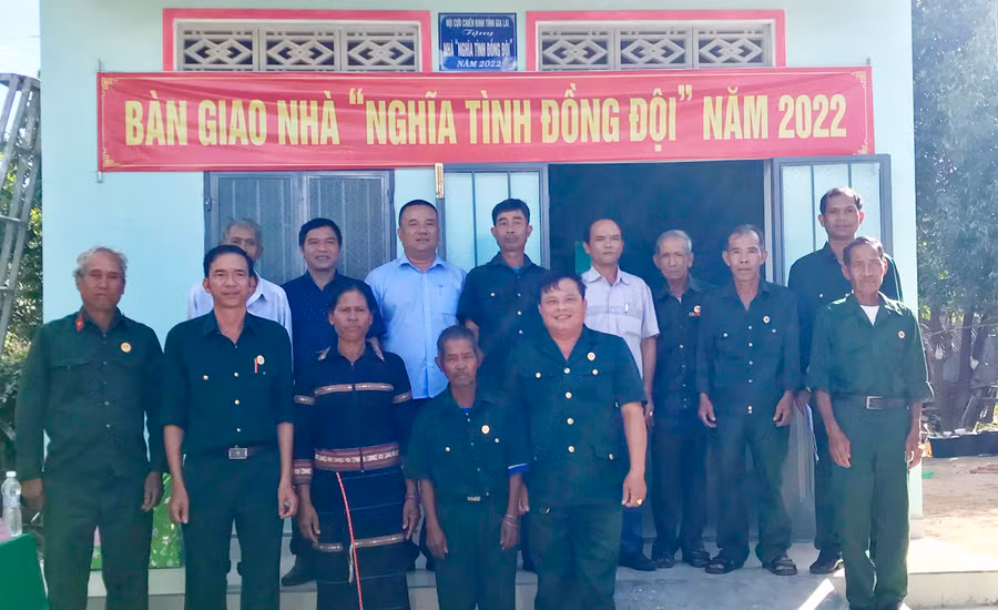 Quang cảnh lễ bàn giao nhà “Nghĩa tình đồng đội” cho gia đình Cựu chiến binh Byôih tại làng Bông Bim. Ảnh: Minh Hiển