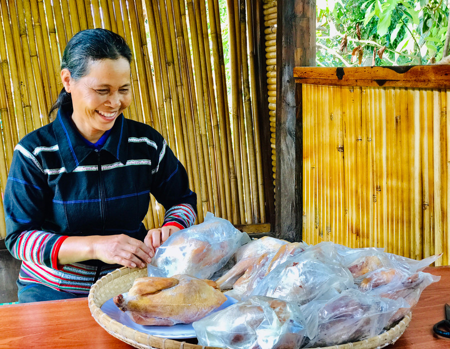 Món gà xông khói không chỉ là món ăn ngon mà còn là bản sắc ẩm thực của người Jrai được du khách yêu thích. Ảnh: Mai Ka
