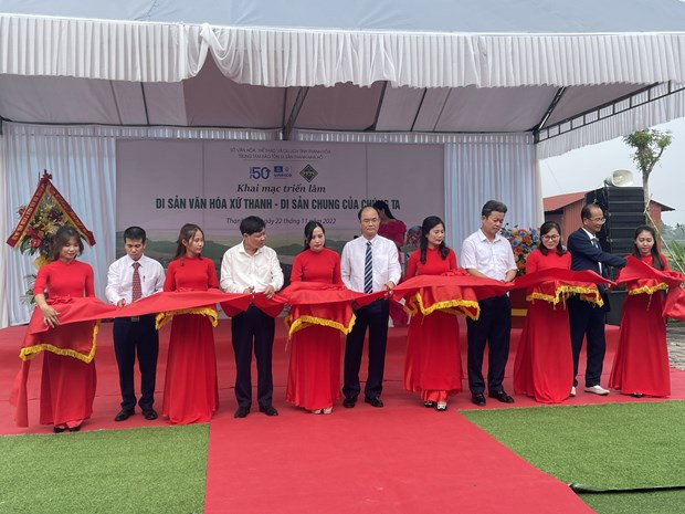 Các đại biểu cắt băng khai mạc triển lãm. (Ảnh: Hoa Mai/TTXVN) Các đại biểu cắt băng khai mạc triển lãm. (Ảnh: Hoa Mai/TTXVN)