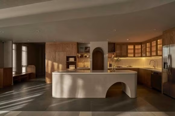 Khu bếp có lối mở, không tạo cảm giác ngột ngạt cho gia chủ.