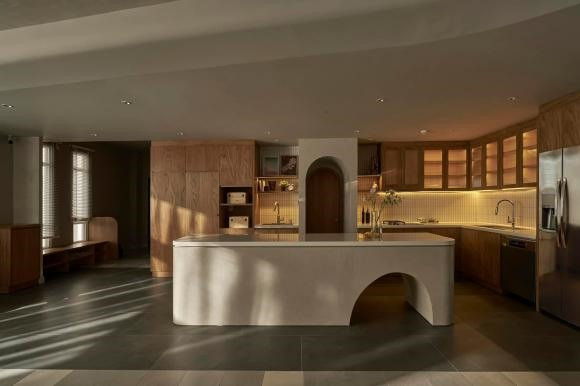 Khu bếp có lối mở, không tạo cảm giác ngột ngạt cho gia chủ.