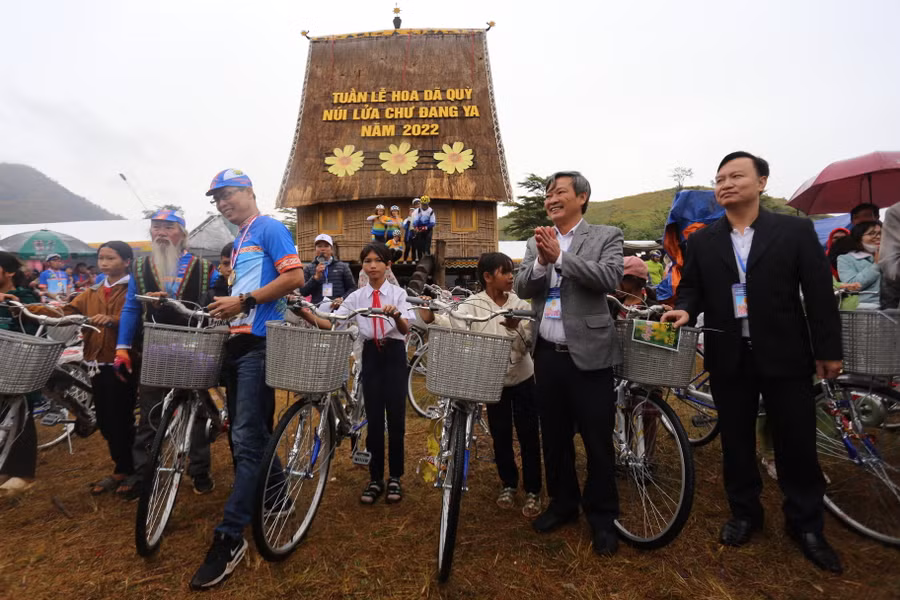 50 em học sinh nghèo của huyện Chư Păh đã được trao tặng xe đạp Ảnh: Văn Ngọc