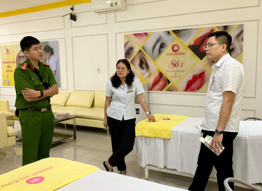 Đoàn kiểm tra tại cơ sở làm đẹp Ngọc Hường (địa chỉ 47 Nguyễn Tất Thành, TP. Pleiku). Ảnh: Như Nguyện