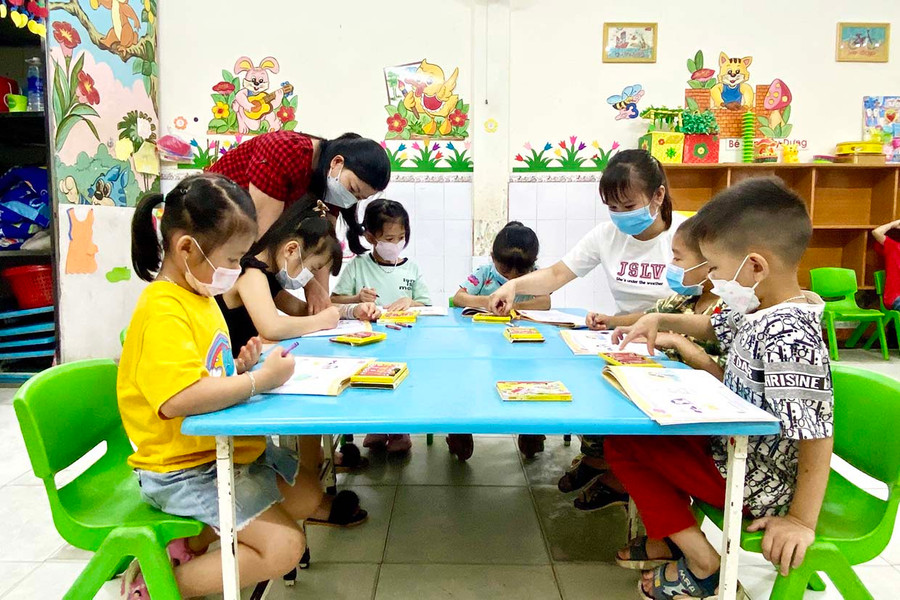 Người được hỗ trợ phải bảo đảm các điều kiện là người đang làm việc tại cơ sở giáo dục ngoài công lập trước khi cơ sở phải tạm dừng hoạt động để phòng-chống dịch tính từ 1-5-2021 đến hết 31-12-2021. Ảnh: Mộc Trà