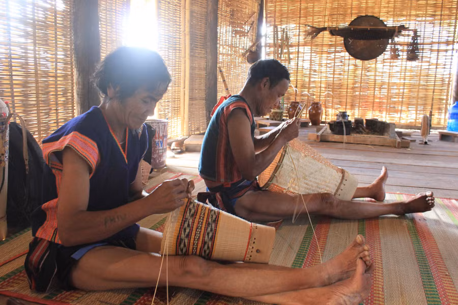 Đồng bào DTTS ở huyện Kon Plông giữ nghề đan lát truyền thống. Ảnh: QĐ