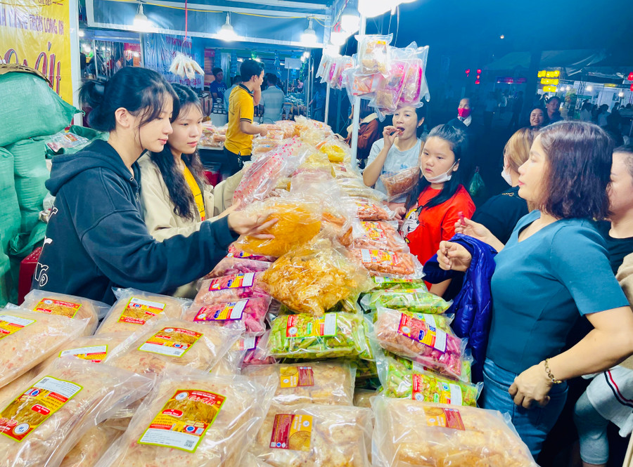 Khách tham quan và mua sắm rất đông trong đêm khai mạc Hội chợ. Ảnh: Vũ Thảo Khách tham quan và mua sắm rất đông trong đêm khai mạc. Ảnh: Vũ Thảo