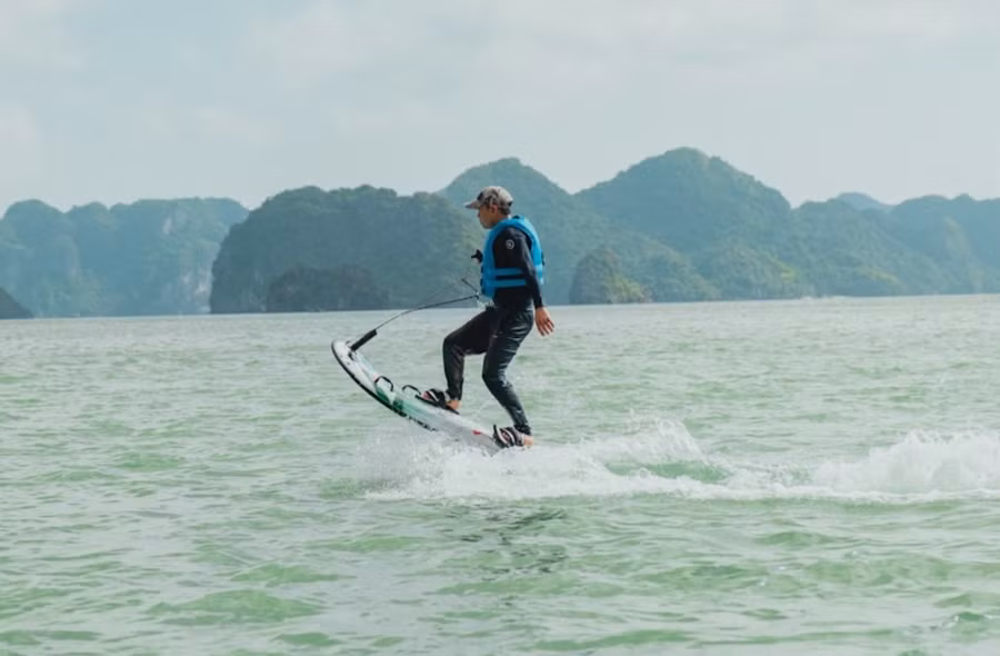 Một trải nghiệm mới và thú vị dành cho du khách tham quan vịnh Hạ Long - Cát Bà. Ảnh: Vietyatch