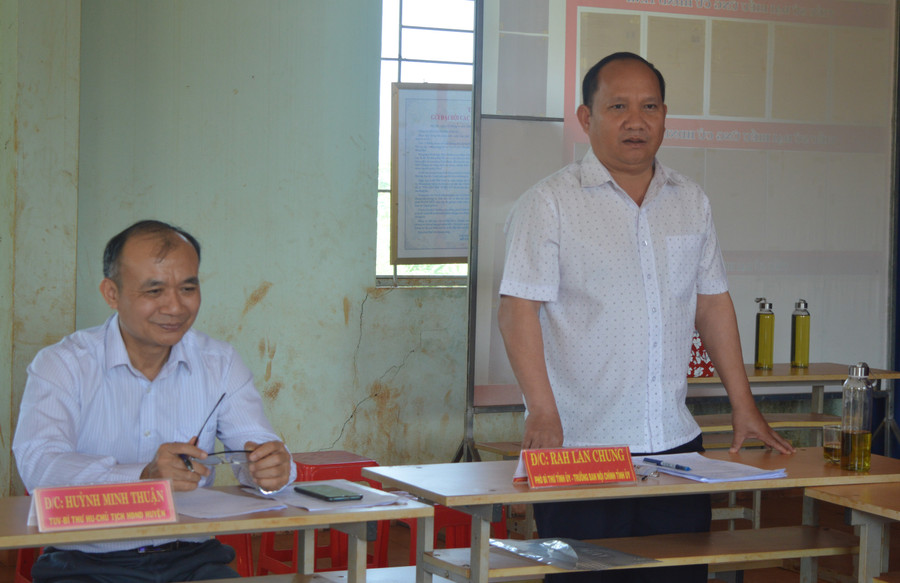 Phó Bí thư Tỉnh ủy Rah Lan Chung phát biểu ý kiến tại buổi sinh hoạt chi bộ. Ảnh: Anh Huy