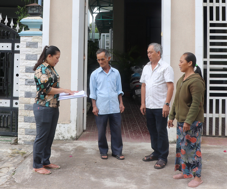  Bà Trần Thị Thu Thúy (bìa trái)-Bí thư Chi bộ kiêm Tổ trưởng tổ dân phố 2 (phường An Phú, thị xã An Khê) vận động người dân phát triển kinh tế. Ảnh: A.P