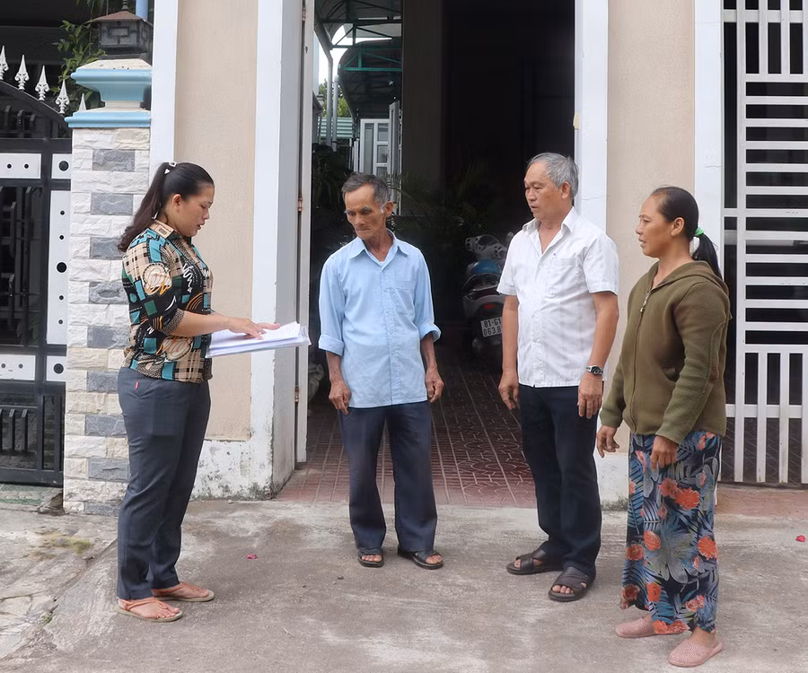  Bà Trần Thị Thu Thúy (bìa trái)-Bí thư Chi bộ kiêm Tổ trưởng tổ dân phố 2 (phường An Phú, thị xã An Khê) vận động người dân phát triển kinh tế. Ảnh: A.P