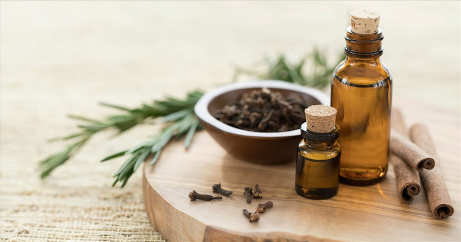 Sử dụng mùi hương từ tinh dầu đúng cách sẽ giúp tâm trạng luôn được thoải mái và xả stress. Ảnh: Xinhua