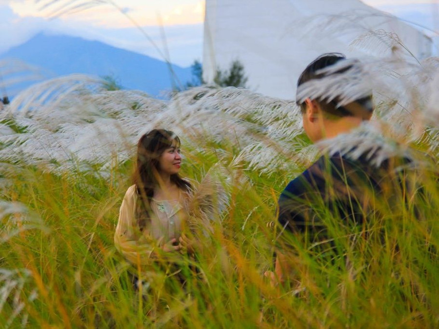 Đây cũng là dịp các cặp đôi có cho mình nhiều kỷ niệm khó quên trong mùa hoa cỏ lau đầy thơ mộng. Ảnh: Hữu Tú