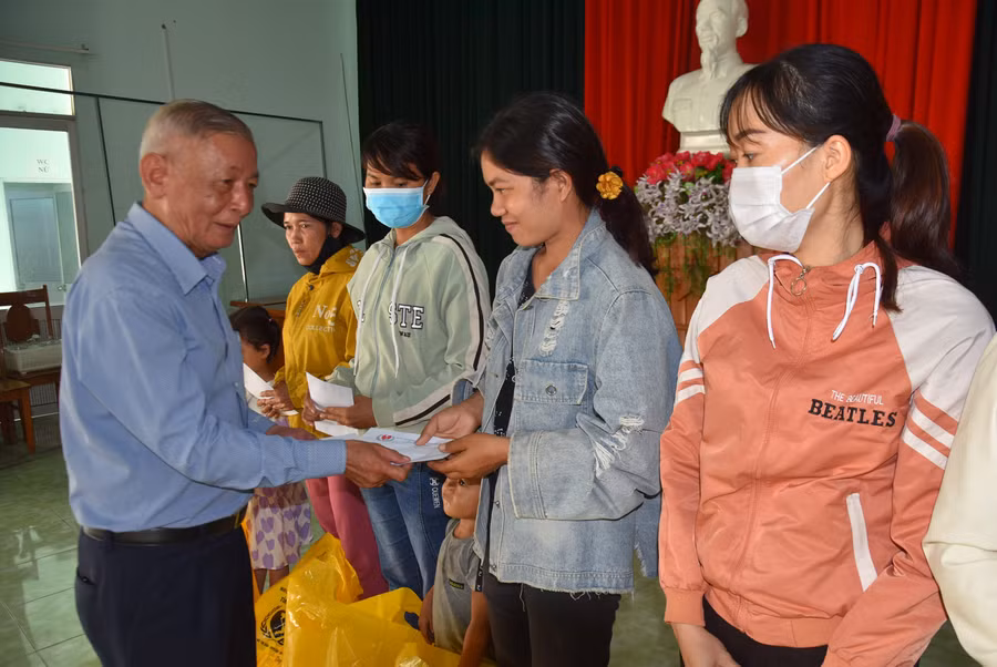 Tỉnh hội tặng quà cho các gia đình người khuyết tật trên địa bàn tỉnh. Ảnh: Hà Phương