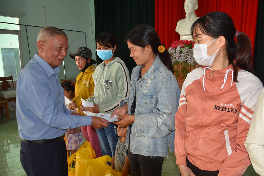 Tỉnh hội tặng quà cho các gia đình người khuyết tật trên địa bàn tỉnh. Ảnh: Hà Phương