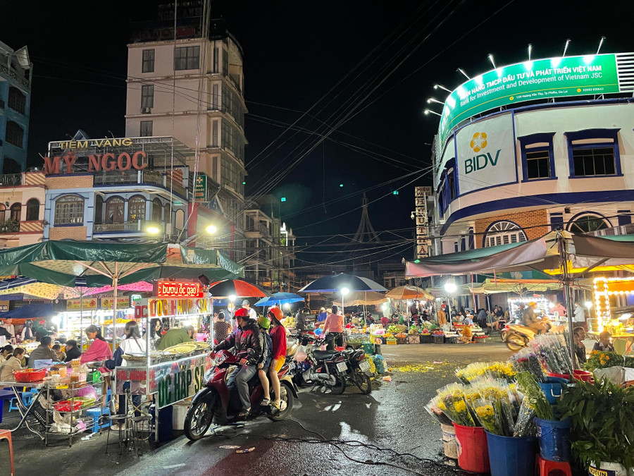 Một góc chợ đêm Pleiku. Ảnh: Phương Duyên
