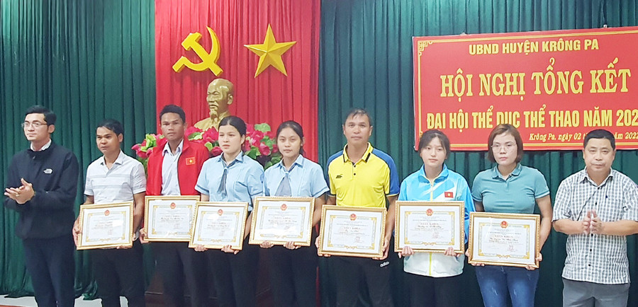 Ủy ban nhân dân huyện Krông Pa đã khen thưởng 41 cá nhân đóng góp vào thành tích của huyện tại Đại hội Thể dục thể thao cấp tỉnh. Ảnh: Quang Ngọc UBND huyện Krông Pa đã khen thưởng 41 cá nhân đóng góp vào thành tích của huyện tại Đại hội Thể dục thể thao cấp tỉnh Ảnh: Quang Ngọc