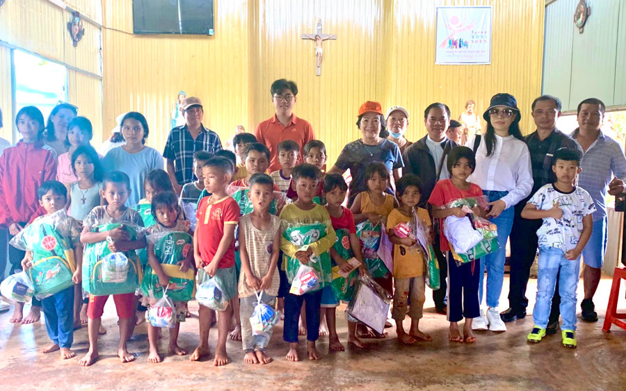 Hiệp hội Doanh nghiệp tỉnh thăm, tặng quà cho trẻ em có hoàn cảnh đặc biệt. Ảnh: Hà Duy