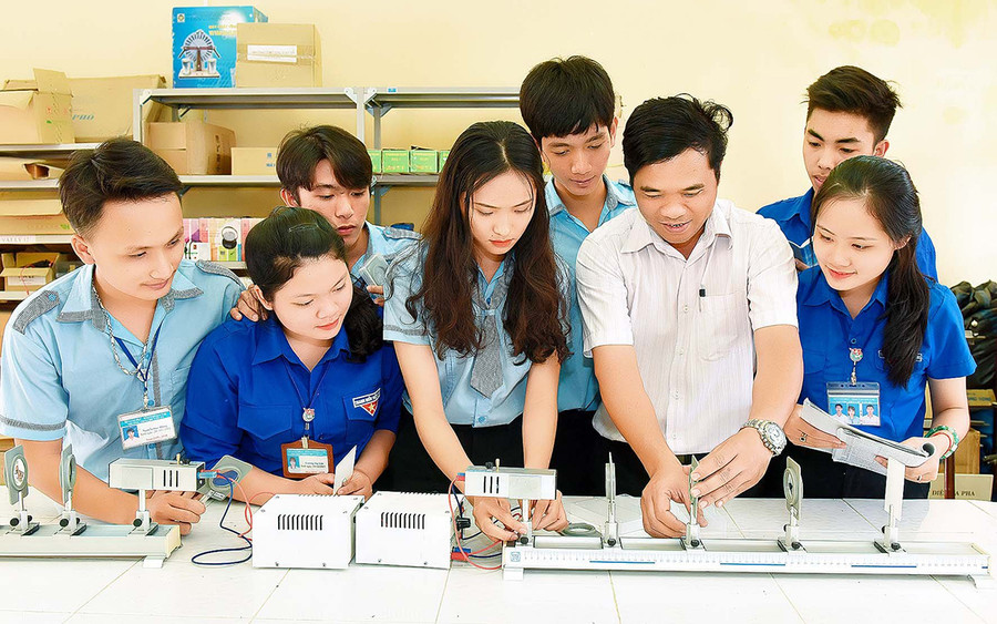 Nhiều cơ sở giáo dục chưa đáp ứng đủ trang thiết bị theo quy định của Chương trình giáo dục phổ thông 2018 khiến công tác xây dựng trường đạt chuẩn quốc gia gặp khó. Ảnh Đức Thụy.