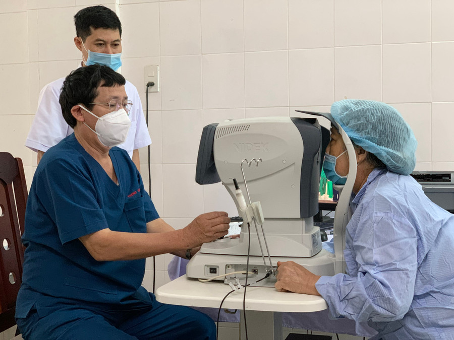 Bác sĩ khám sàng lọc cho bệnh nhân trước khi thực hiện phẫu thuật. Ảnh: Như Nguyện