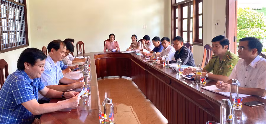 Quỹ Bảo vệ và Phát triển rừng làm việc các ban, ngành huyện Kông Chro để thống nhất việc xây dựng bản đồ chi trả DVMTR. Ảnh: Nguyễn Bình