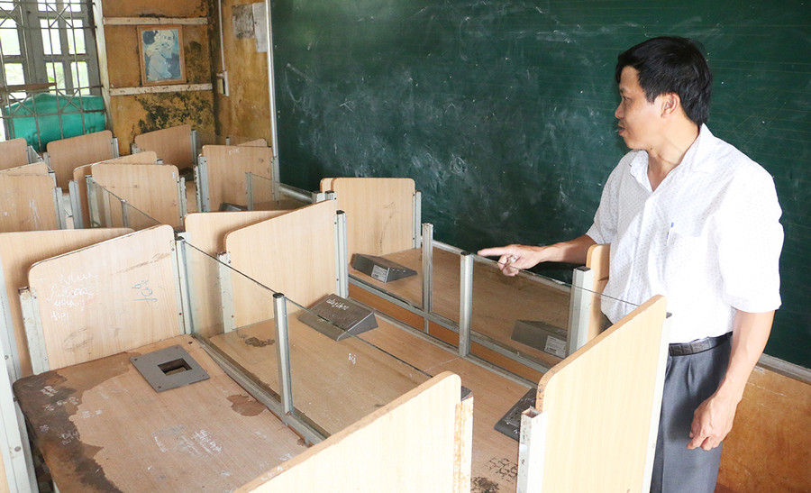  Bàn học gắn tai nghe, thiết bị kiểm tra đánh giá tại Trường Tiểu học thị trấn Phú Hòa (huyện Chư Păh) đã hư hỏng, không sử dụng được. Ảnh: Quang Tấn