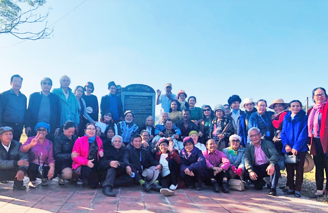 Các cựu học sinh trường Dân tộc Miền Nam chụp ảnh lưu niệm trước Bia di tích trường tại Bản Trang, xã Chi Lăng, huyện Tràng Định, tỉnh Lạng Sơn 2019. Ảnh: Ksor Phước