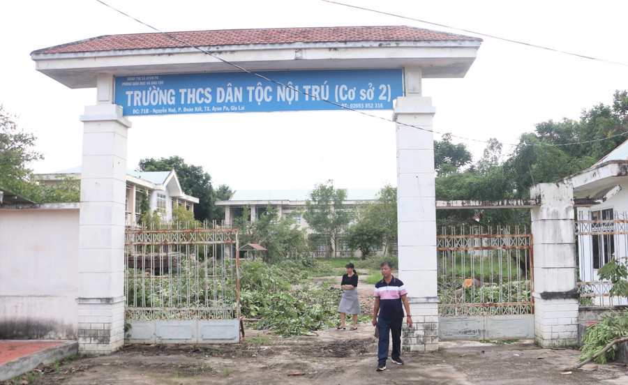 Từ khi được bàn giao lại cho Trường THCS Dân tộc Nội trú thị xã Ayun Pa, cơ sở vật chất của Trung tâm Giáo dục nghề nghiệp-Giáo dục thường xuyên thị xã hầu như bị bỏ hoang. Ảnh: Quang Tấn