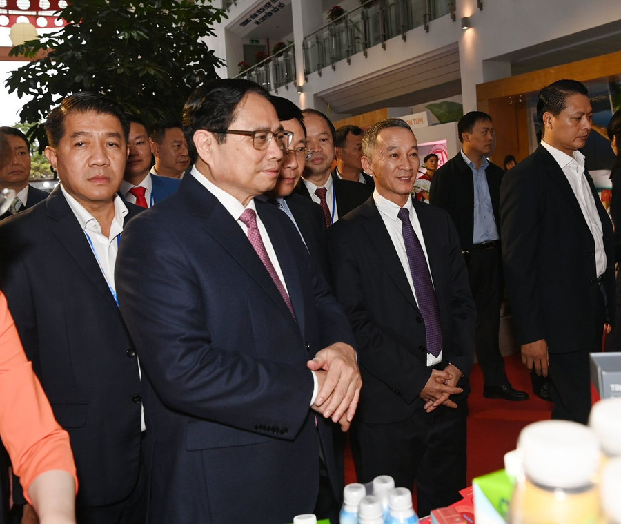 Thủ tướng Chính phủ Phạm Minh Chính cùng các đại biểu tham quan khu triển lãm sản phẩm các tỉnh Tây Nguyên.